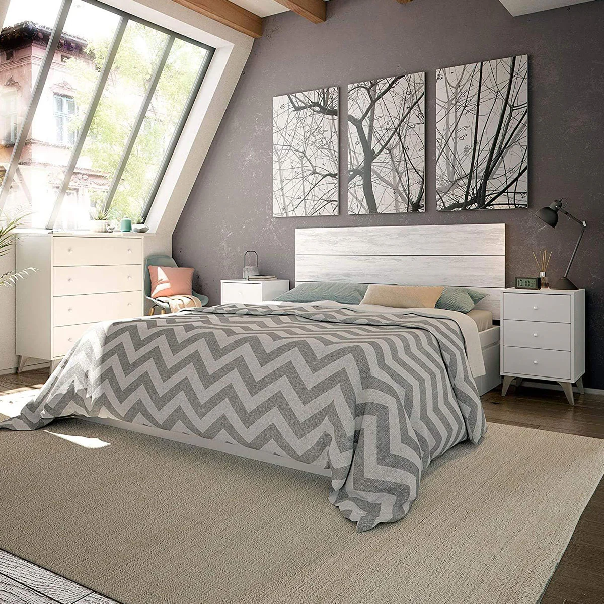 Dormitorio moderno con cabecero y mesitas